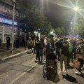 PROTEST ispred SNS-a: Kordon policije između okupljenih građana i prostorija stranke (FOTO)