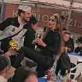 Rada Manojlović i Atina Ferari zajedno ispod šatora: Isplivao snimak sa vašara - jedna peva, druga otvara usta (video)