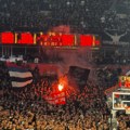 Haos na tribinama! Grobari i Delije zapalili baklje na "večitom derbiju"