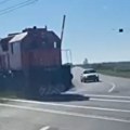 Nezapamćeni horor u Gajdobri! Voz proleteo, a rampa ostala podignuta, evo šta je usledilo!