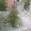 (Foto, video) Ogroman grad neobičnog oblika sručio se na Majdanpek. Nevreme napravilo haos po Srbiji, a danas će da bude još…