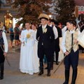 Spektakl na Gradskom trgu! Bandaš i bandašica predvodili povorku, pa uručili najvažniji simbol: Subotica obeležila "Dan…