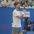VIDEO Sjajne scene na US Openu: Đoković pokazuje tajnu Musetiju, a iza ga čeka navijačica - onda je uzeo loptu i priredio…