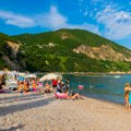 Fotka stranih turista na crnogorskoj plaži izazvala neočekivanu buru: „A smetali su vam paradajz turisti“