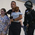 VIDEO Jezivi snimci terora u Izraelu: Žene na silu ugurane u kombije, decu odvode u Gazu, Hamas otima civile i iz kuća