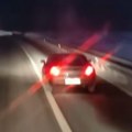 Jeziv snimak sa srpskog auto-puta Kola grebu bankinu, pa se vraćaju na pravac - ovo je kao ruski rulet! Jeza (video)