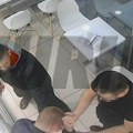 Snimak napada u pekari na Novom Beogradu! Navijač brutalno pretukao mladića, a onda ga nožem ubo u grudi (video)