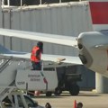 Panika na aerodromu Đubretarski kamion se zakucao u avion! (video)