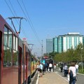 Zastoj tramvaja kod Sava Centra: Sve paralisano, ljudi napuštaju gradski prevoz i pešače