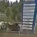 Jeziv udes na autoputu! Vozač uleteo u kružni tok, pa izleteo kroz vetrobran autocisterne (video)
