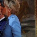(Foto, video) On je imao 15, ona 40 godina! Pogledajte snimak prvog poljupca Makronovih! Obrazi zabrideli, a ljubavna iskra se…