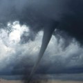 (Video) Ovako nešto ne viđa se svaki dan! Tornado snimljen dok prolazi pored duge Čudesno nebo nad Nebraskom