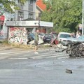 Slika jezive nezgode u Zemunu: Vatrogasci ispod kola izvlačili ženu, svedoci tvrde da su krici bili strašni