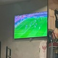 Hit! Letonce ne zanima njihova reprezentacija, u pabu u centru grada pustili meč Srbija - Engleska