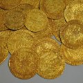 Cena zlata se bliži rekordu zbog očekivanja da će Federalne rezerve sniziti kamate