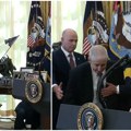 Pozlilo mu pored Trampa Drama uživo u Ovalnom kabinetu, direktor farmaceutske kompanije kolabirao usred obraćanja pogledajte…
