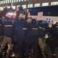 Sukob ispred Banovine u Novom Sadu: Policija odvukla autobus Jaćimovića, građani potisnuti štitovima, počela privođenja…