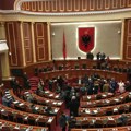 Tuča u albanskoj skupštini: Poslanici se sukobili sa policijom /video/