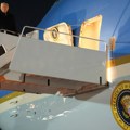 Zašto je Trampov Air Force One prekinuo transatlantski let zbog „manjeg“ električnog kvara"