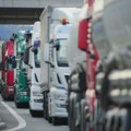 Prvi snimci sa auto-puta kod Stare Pazove: Gas izbija sa cisterne na auto-putu, opasnost od eksplozije VIDEO