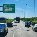 Povređeno dete u nesreći u lančanom sudaru učestvovali kamion, autobus i auto: Više osoba prevezeno u bolnicu (foto)
