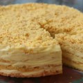 Ova sladoled torta pravi se u tiganju – a ukus vraća u detinjstvo. Mrvičaste korice mu daju posebnu čar.