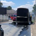(Foto) Zapalio se autobus! Vatra buknula kod motora, sve se desilo u neposrednoj blizini gradskog stadiona u Inđiji