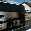 (Foto) Zapalio se autobus! Vatra buknula kod motora, sve se desilo u neposrednoj blizini gradskog stadiona u Inđiji