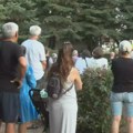 Pristalice SNS opet provocirale članove Zbora Banatskog Velikog Sela: Glasnom muzikom ometali publiku i poznatog glumca koji…