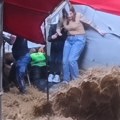 U Polavama poginule dve tinejdžerke Nova tragedija u Venecueli: Na ženu se srušio zid, nije joj bilo spasa (video)