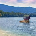 Prizor iz Srbije zaludeo ljubitelje putovanja: Kućica na steni usred reke obilazi svet