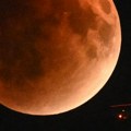Krvavi mesec večeras na nebu: Zašto Zemljin satelit poprima crvenkastu boju