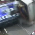 (Uznemirujući snimak) Voz razneo kamion iz Bosne! Teretnjak samleven u sekundi: "Dajte gas, probijte rampu, ali ne čekajte ako…