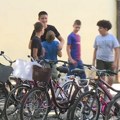 Do znanja na dva točka: Đaci osnovne škole u Ravnom Selu do školskih klupa svakog dana idu biciklom. Kiša, sneg ili jarko…