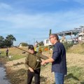 "Sam svoj majstor" Vučić se dovezao do Šakinačkog jezera, kaže da je izvadio ribolovačku dozvolu: "Na radiju baš našli da…