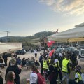 Studenti koji su iz Gornjeg Milanovca krenuli pešice za Beograd, prespavali u Lazarevcu i ovog jutra nastavili put (VIDEO)