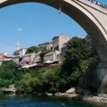 "Pazi, pazi!" Umalo tragedija u Mostaru, skočio sa mosta, a publika počela da vrišti (video)
