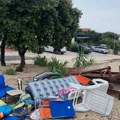 Nema rezervacije mesta na plaži: Komunalci na Pagu počistili ostavljene peškire, dušeke i ležaljke FOTO
