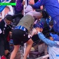 Strašne scene! Izvlačili bebe kroz žicu na stadionu: Tukli se huligani i policija, bačen suzavac i nastao haos! (video)