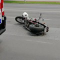 Pijan kolima udario motocikl, povredio vozača i saputnicu pa pobegao: Uhvaćen na Sremskoj Rači
