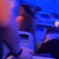 Muškarac pobegao iz aviona Iskočio kroz izlaz za hitne slučajeve, putnici sve snimili (video)