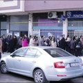 Prosvetni radnici u Kosovskoj Mitrovici bezuspešno čekali da podignu plate
