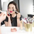 Trendovi u šminkanju za leto 2024: Osvežite svoj izgled najnovijim tehnikama i bojama!