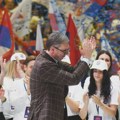 Bezvoljno ga slede, a kad padne rušiće mu spomenike: Sagovornici o Vučićevim pokušajima da turnejom po Srbiji vrati…