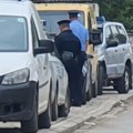Kurti maltretira Srbe i na Spasovdan Lažna policija ispred prostorije Pošte Srbije u Prilužju "seju strah da oteraju narod"