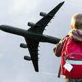 Дечак ког је Владимир бацио на под на аеродрому, поново једе и говори: Из болнице стигао предиван снимак