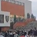 Pogledajte snimak tuče ispred marakane: Užasne scene pred početak meča Zvezde i Linkolna! (video)