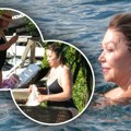 Godine joj ništa ne mogu: Neda Ukraden (74) bez šminke i u kupaćem uživa na plaži sa unucima: Uslikali smo je ispred njene…