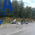 Vozač izgubio kontrolu, zakucao se u kotejnere pored puta i napravio haos - smeće razbacano svuda okolo: Saobraćajna nezgoda u…