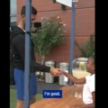Novak prišao devojčici koja prodaje limunadu, pa jednim gestom oduševio planetu! Njena reakcija je hit, pogledajte ovaj snimak…